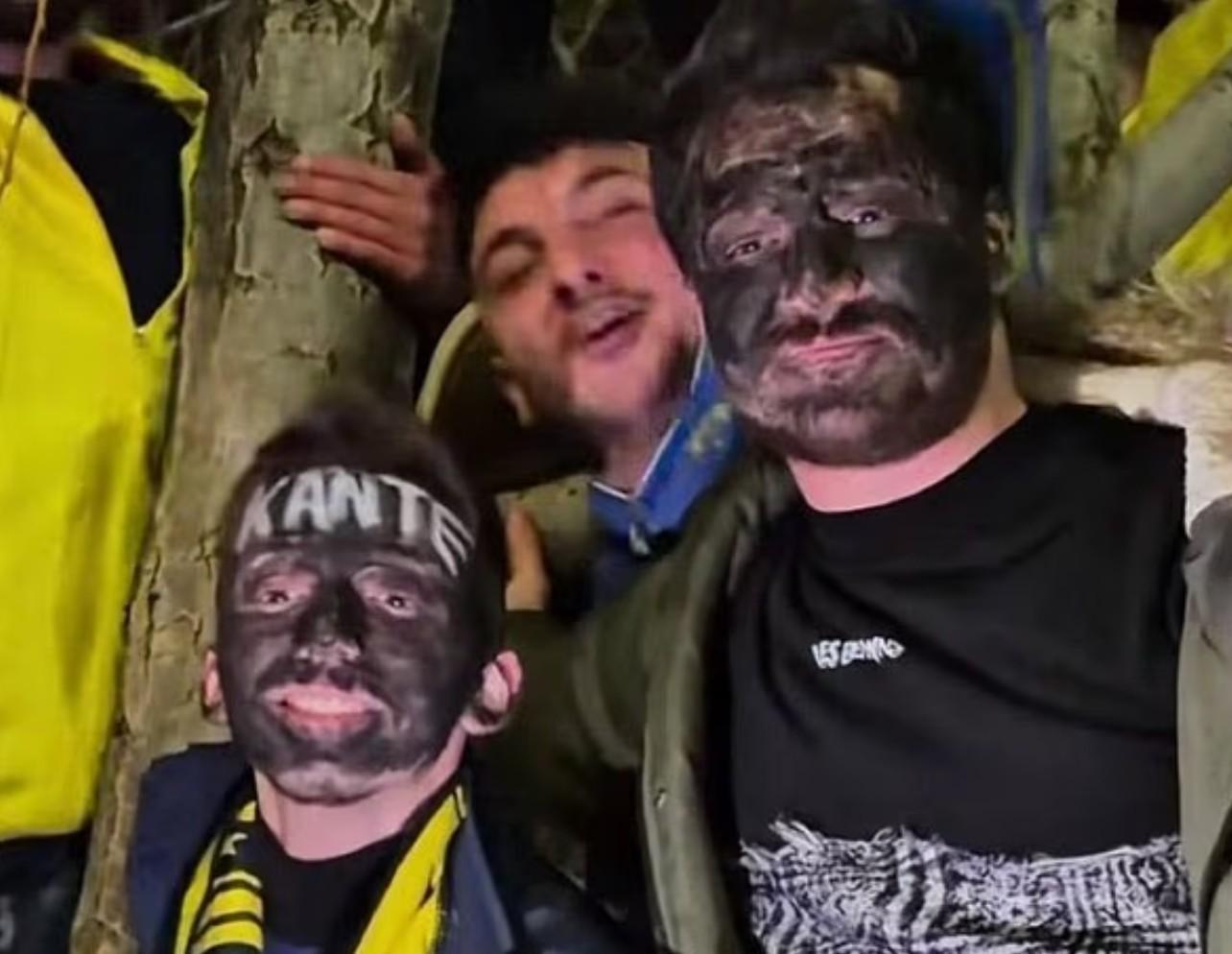 开云官网-抽象，两名费内巴切球迷欢迎坎特的时候把脸涂成了黑色